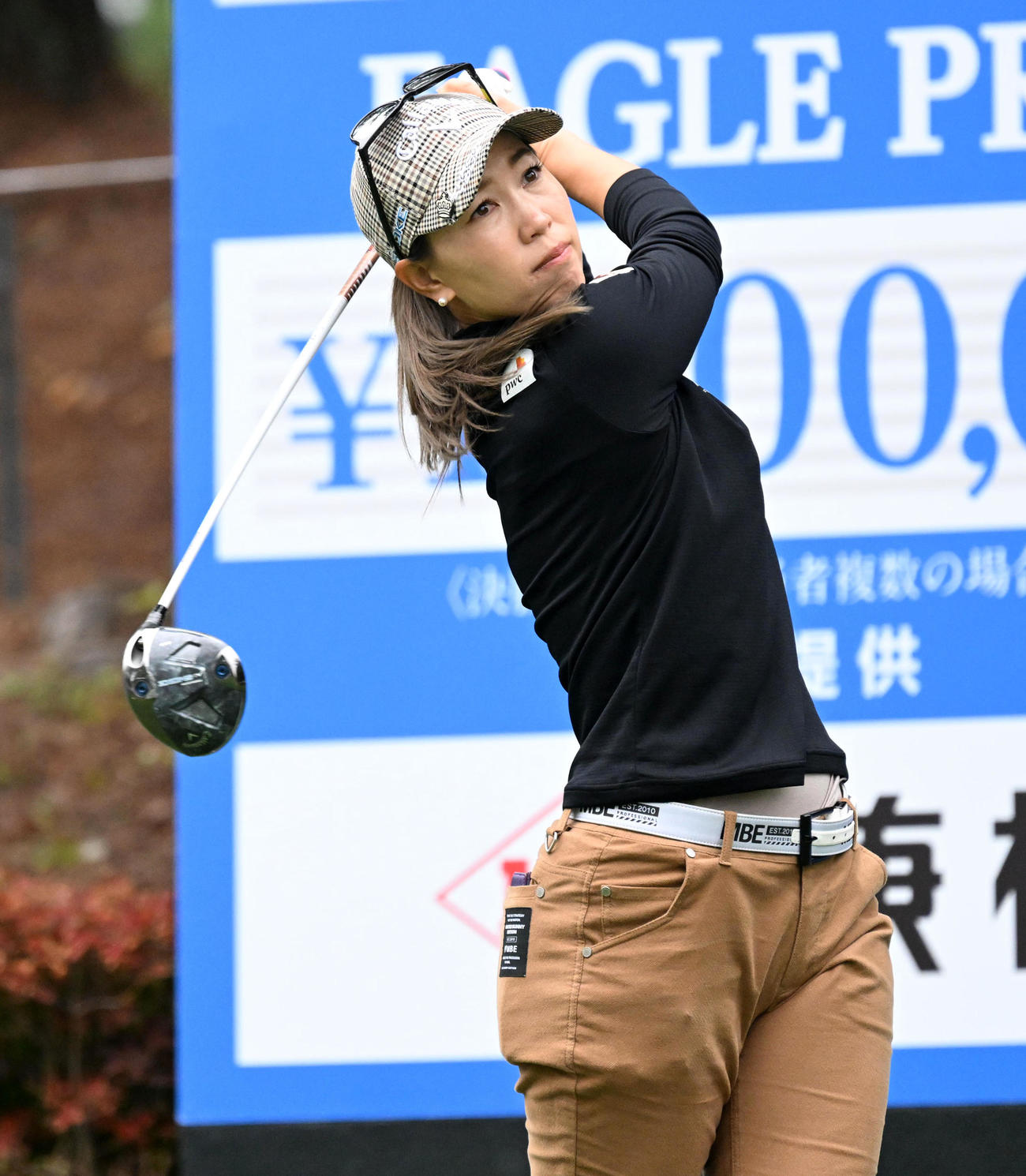 17番、ティーショットを放つ上田（撮影・前岡正明）