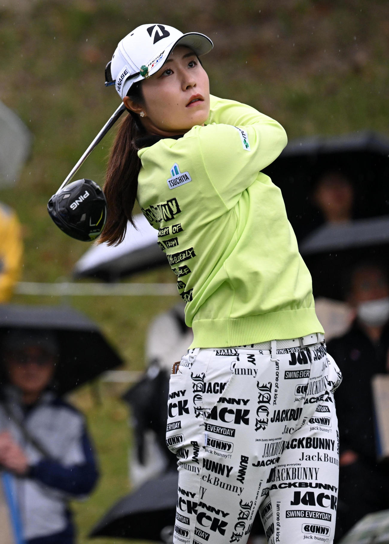 1番、ティーショットを放つ大里（撮影・前岡正明）