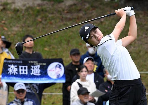 1番、ティーショットを放つ森田（撮影・前岡正明）