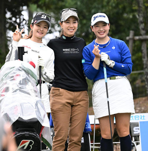 17番、カメラマンに最高の笑顔を見せたくれた、左から川崎、上田、小祝（撮影・前岡正明）