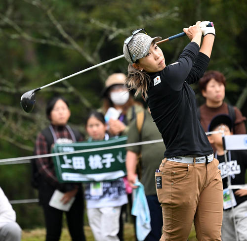 18番、ティーショットを放つ上田（撮影・前岡正明）