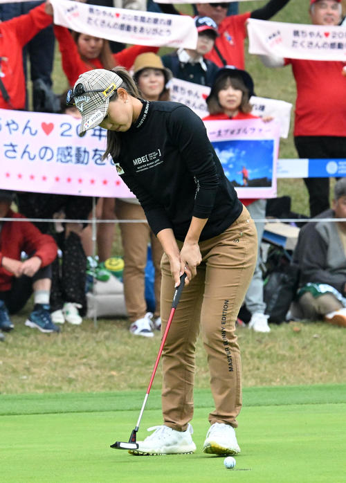 18番、最後のボギーパットを沈めた上田（撮影・前岡正明）