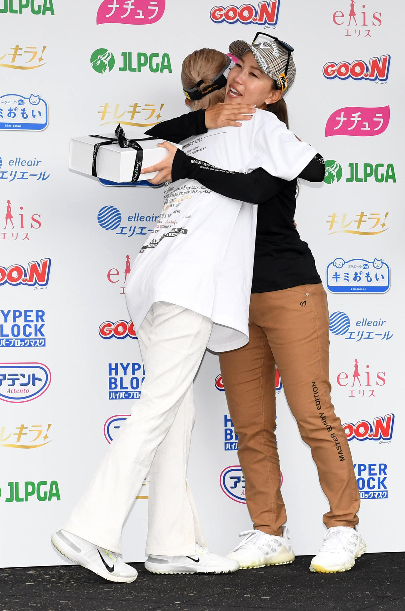 今季限りで第一線を退く上田（右）はプレゼントを贈られた金田とハグ（撮影・前岡正明）