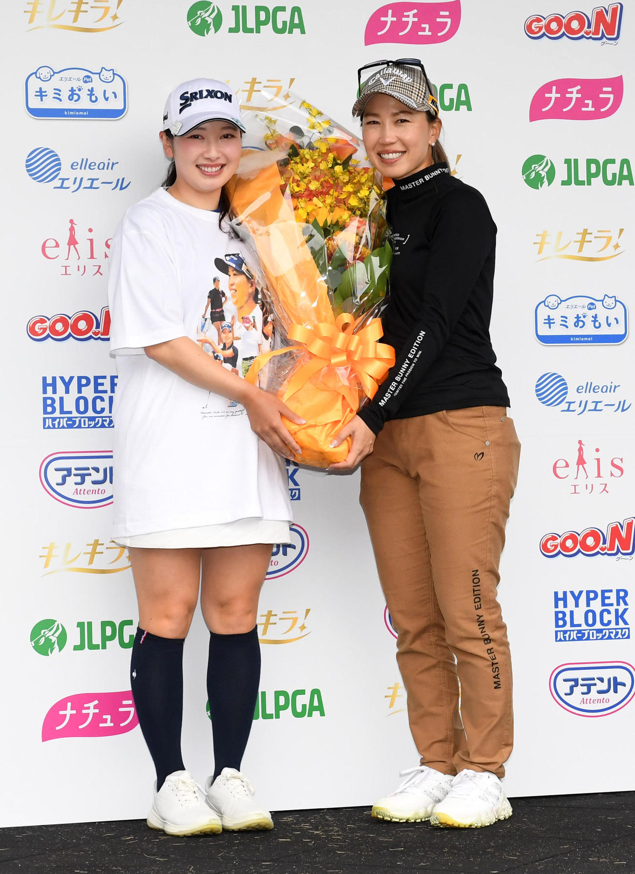 今季限りで第一線を退く上田（右）は小祝から花束を贈られる（撮影・前岡正明）