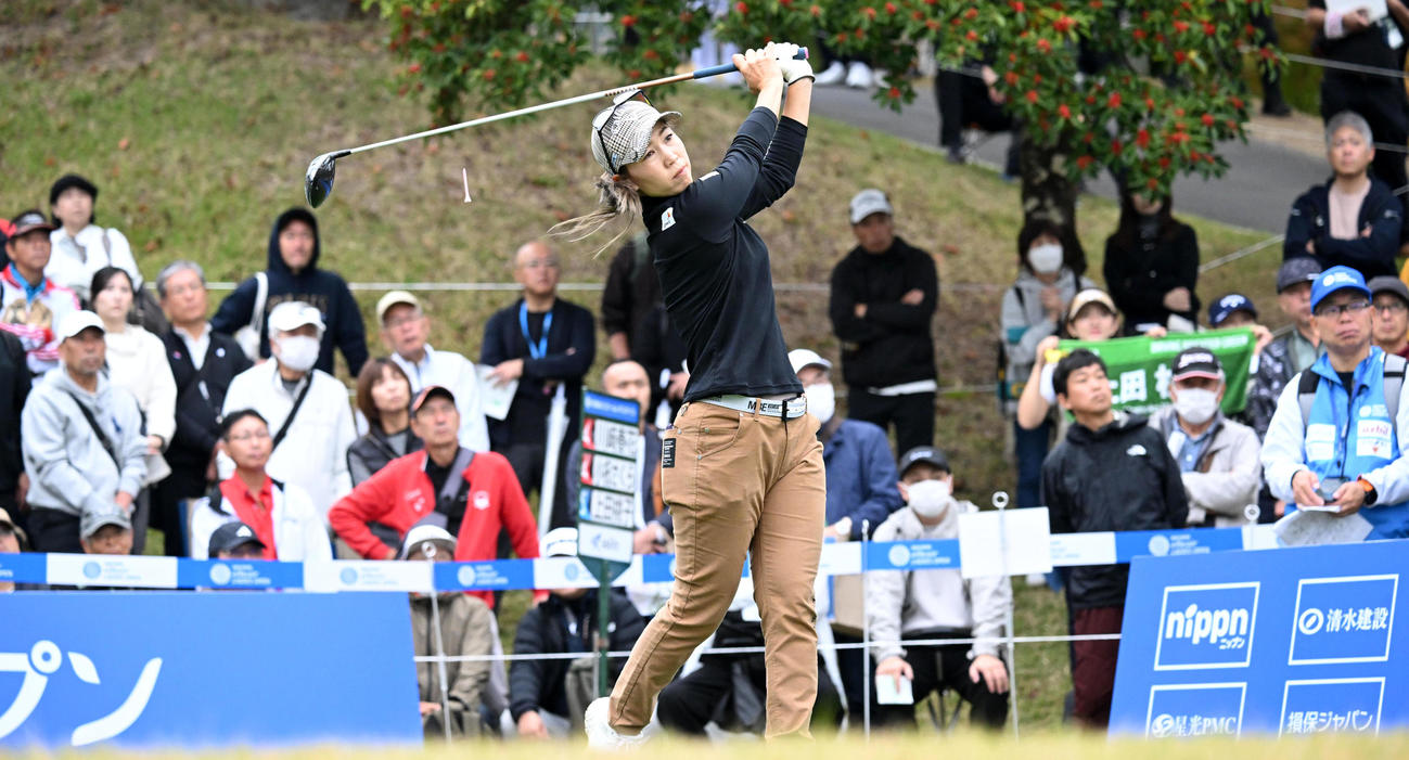 1番、ティーショットを放つ上田（撮影・前岡正明）