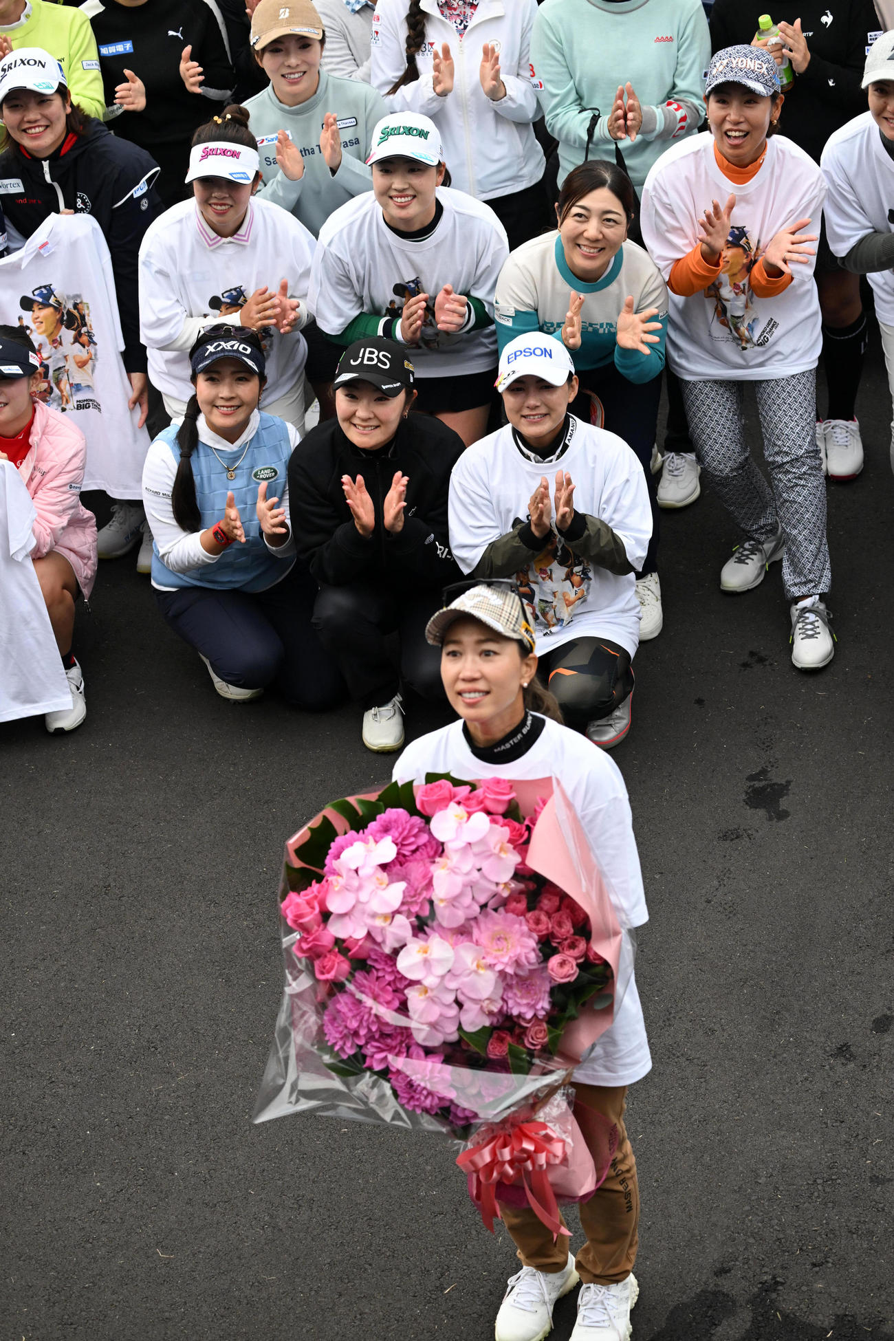 今季限りで第一線を退く上田（手前）は女子プロ仲間やギャラリーと記念撮影（撮影・前岡正明）