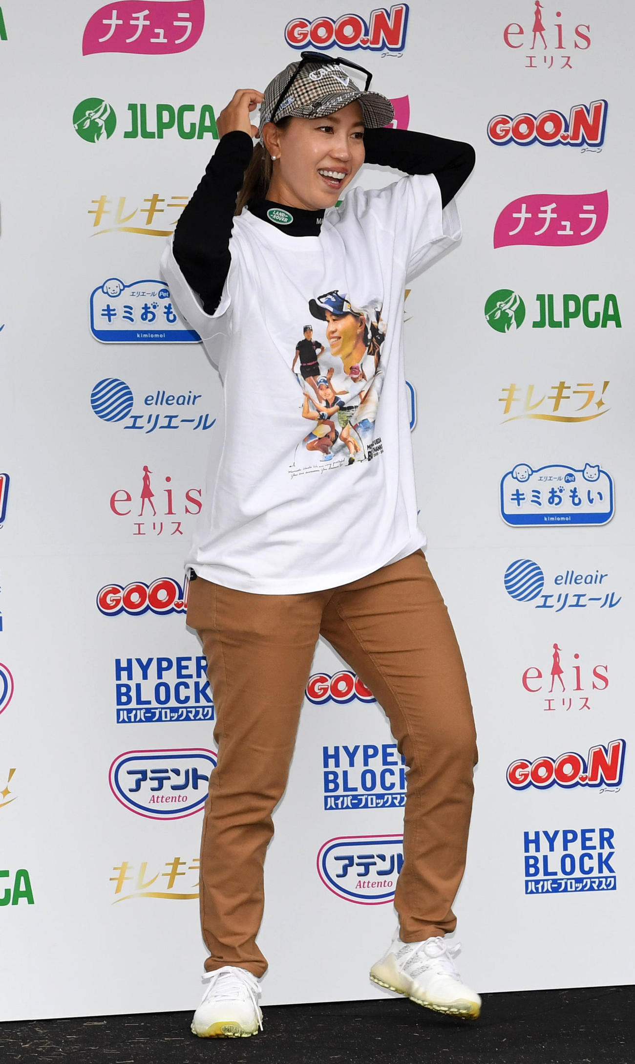 自身がデザインされたTシャツを着用する上田（撮影・前岡正明）