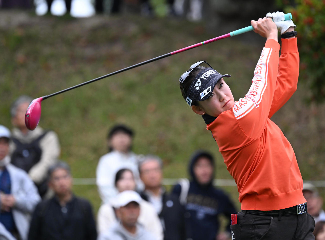 1番、ティーショットを放つ岩井千（撮影・前岡正明）