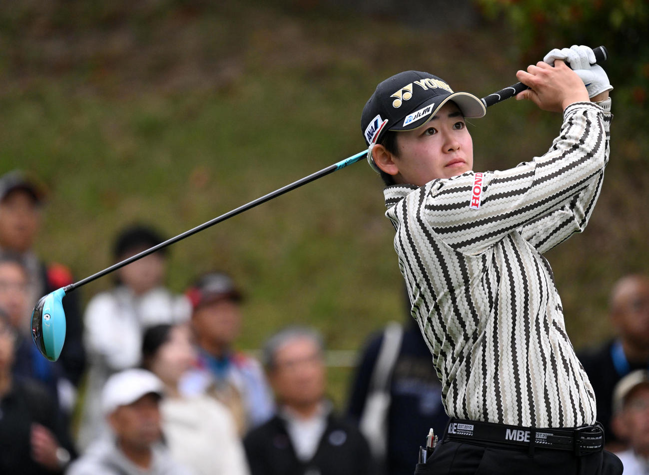1番、ティーショットを放つ岩井明（撮影・前岡正明）
