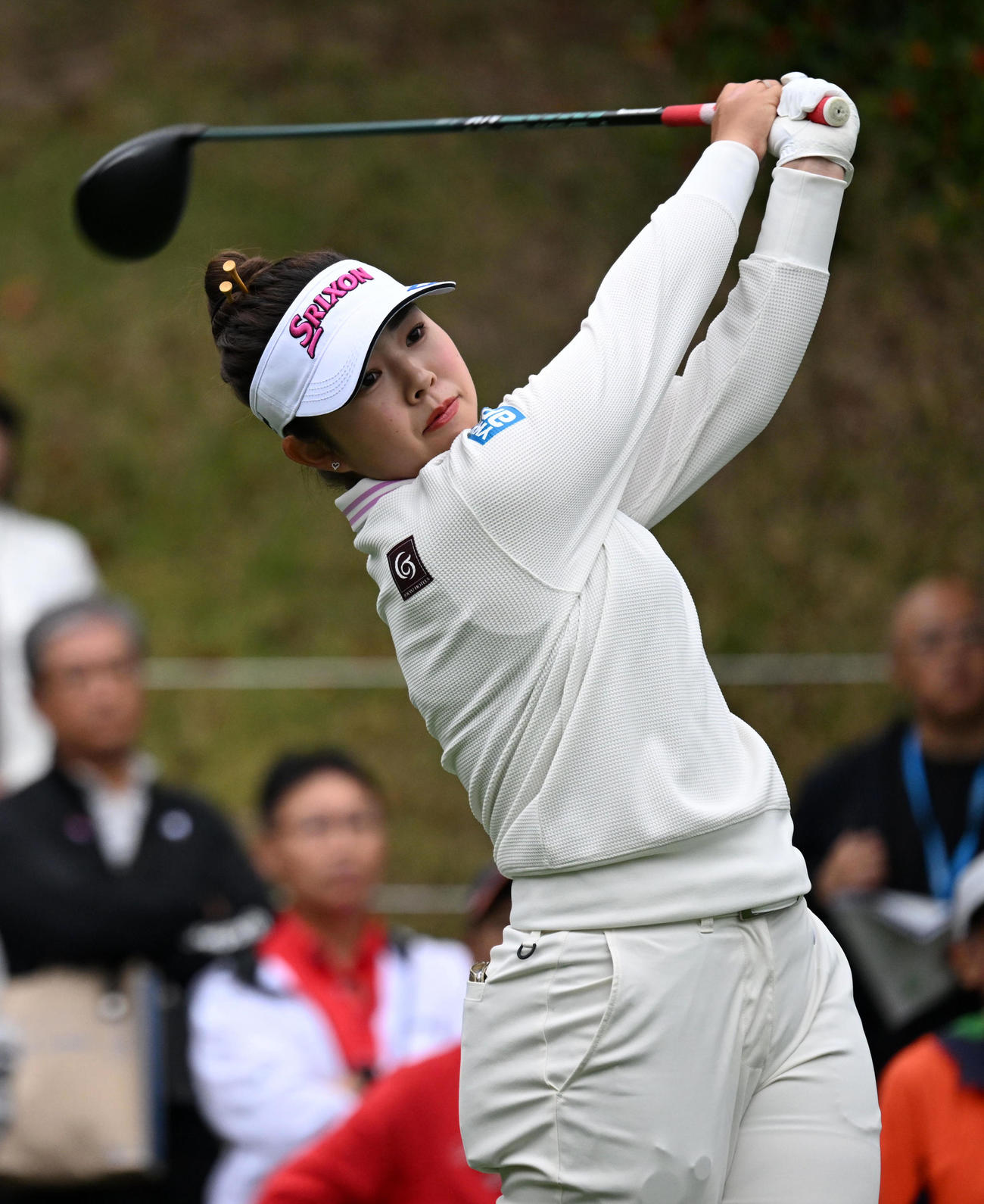 1番、ティーショットを放つ山下（撮影・前岡正明）