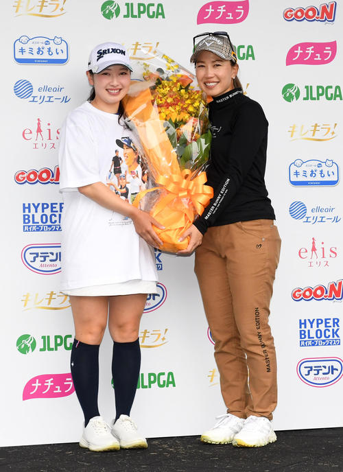 今季限りで第一線を退く上田（右）は小祝から花束を贈られる（撮影・前岡正明）