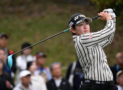1番、ティーショットを放つ岩井明（撮影・前岡正明）