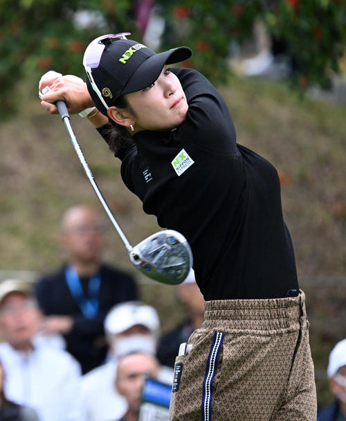 1番、ティーショットを放つ原（撮影・前岡正明）