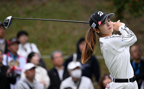 1番、ティーショットを放つ川崎（撮影・前岡正明）