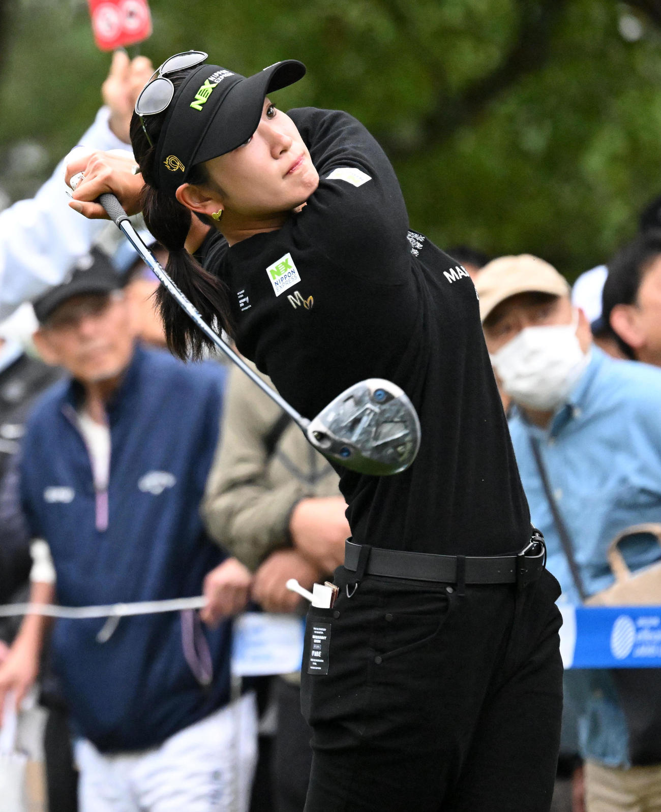 10番、ティーショットを放つ原（撮影・前岡正明）