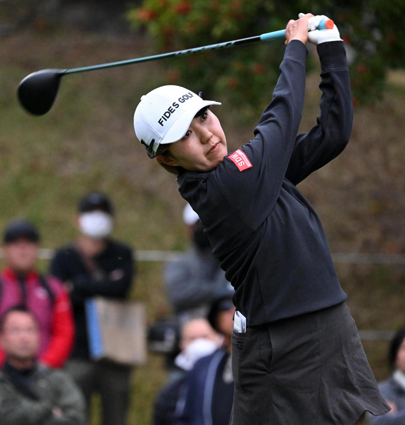 1番、ティーショットを放つ権藤（撮影・前岡正明）