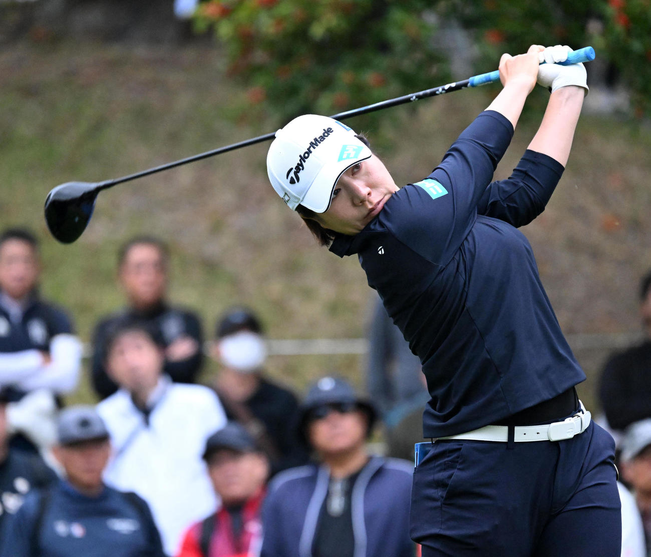 1番、ティーショットを放つ岡山（撮影・前岡正明）