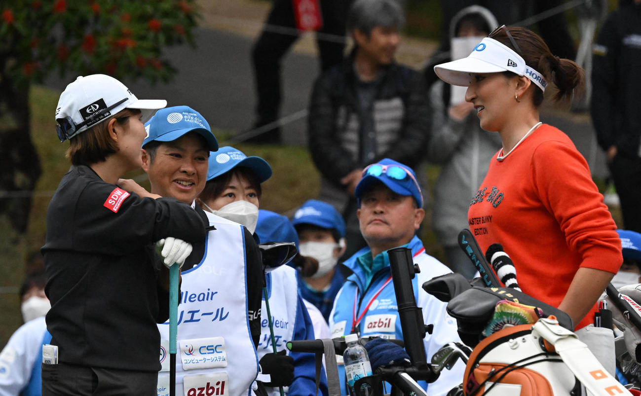 1番、笑顔で権藤（左）と話す脇元（撮影・前岡正明）