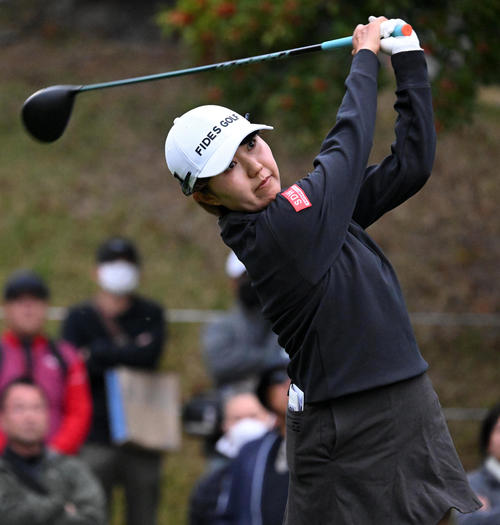 1番、ティーショットを放つ権藤(撮影・前岡正明)