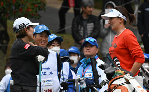 1番、笑顔で権藤(左)と話す脇元(撮影・前岡正明)