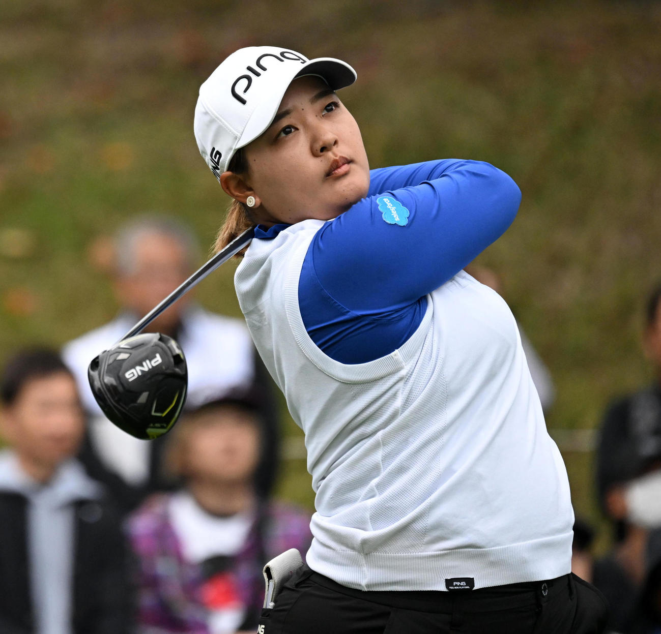 1番、ティーショットを放つ鈴木（撮影・前岡正明）
