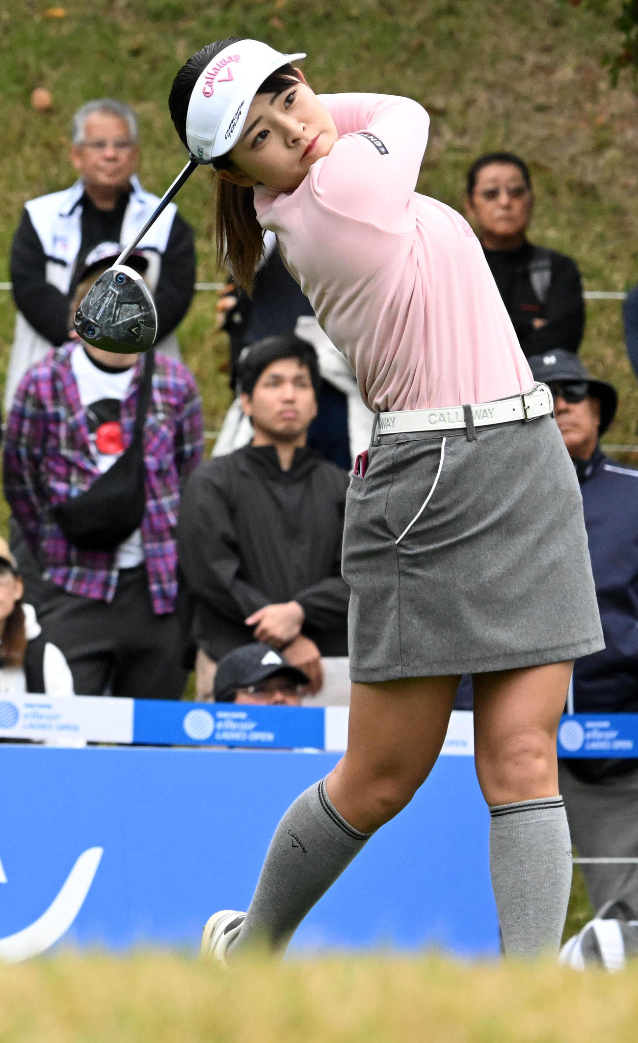 1番、ティーショットを放つ政田（撮影・前岡正明）