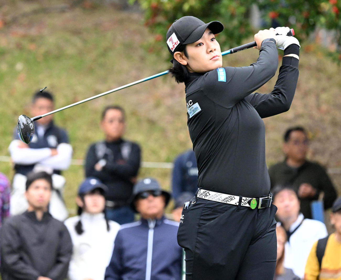 1番、ティーショットを放つ川岸（撮影・前岡正明）
