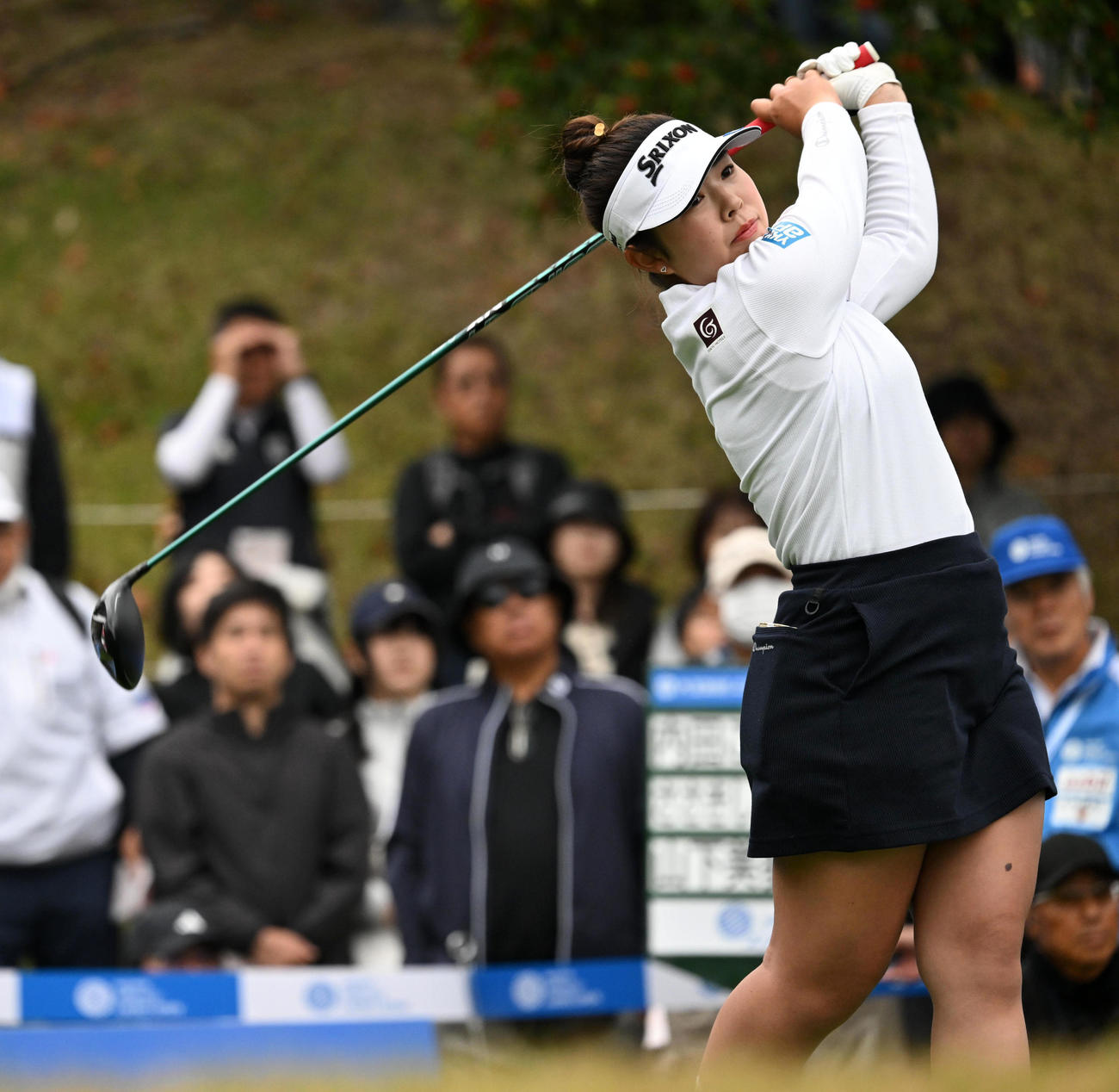 1番、ティーショットを放つ山下（撮影・前岡正明）