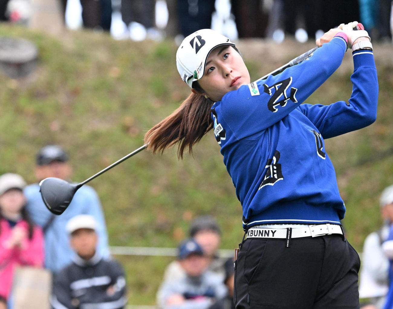 1番、ティーショットを放つ大里（撮影・前岡正明）