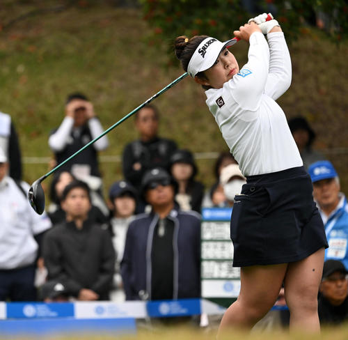 1番、ティーショットを放つ山下(撮影・前岡正明)