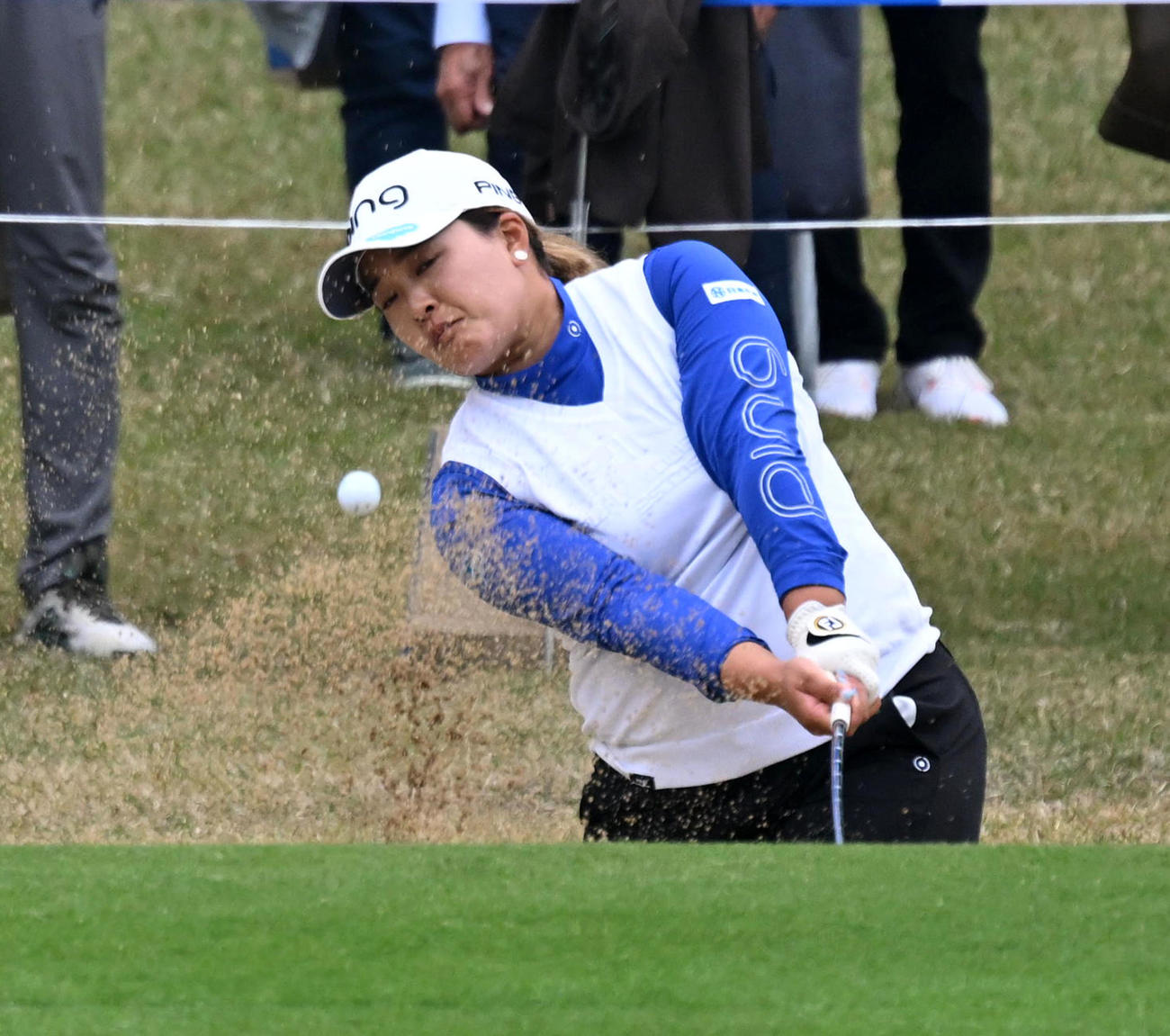 18番、バンカーショットを放つ鈴木（撮影・前岡正明）