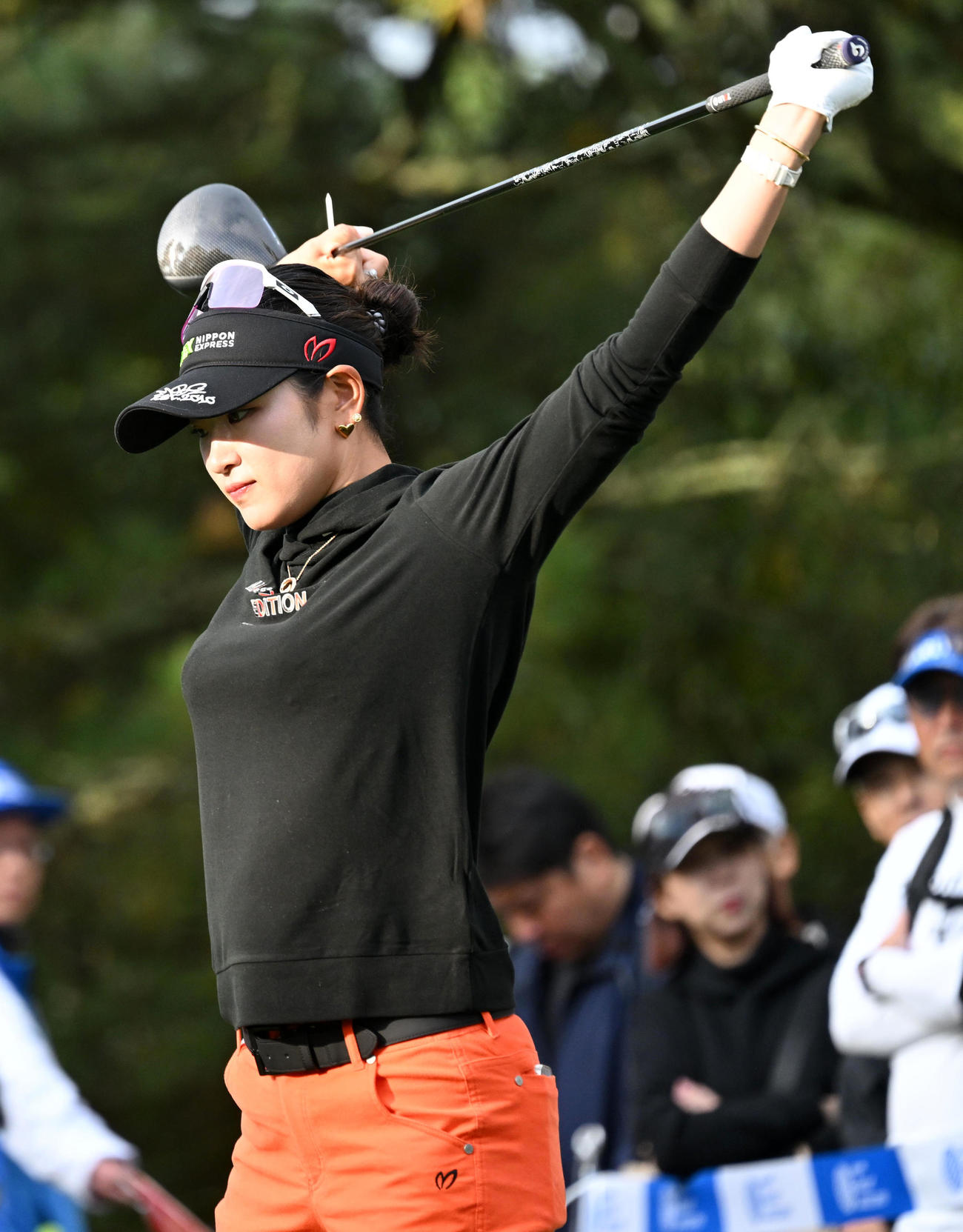10番、ストレッチを行う原（撮影・前岡正明）
