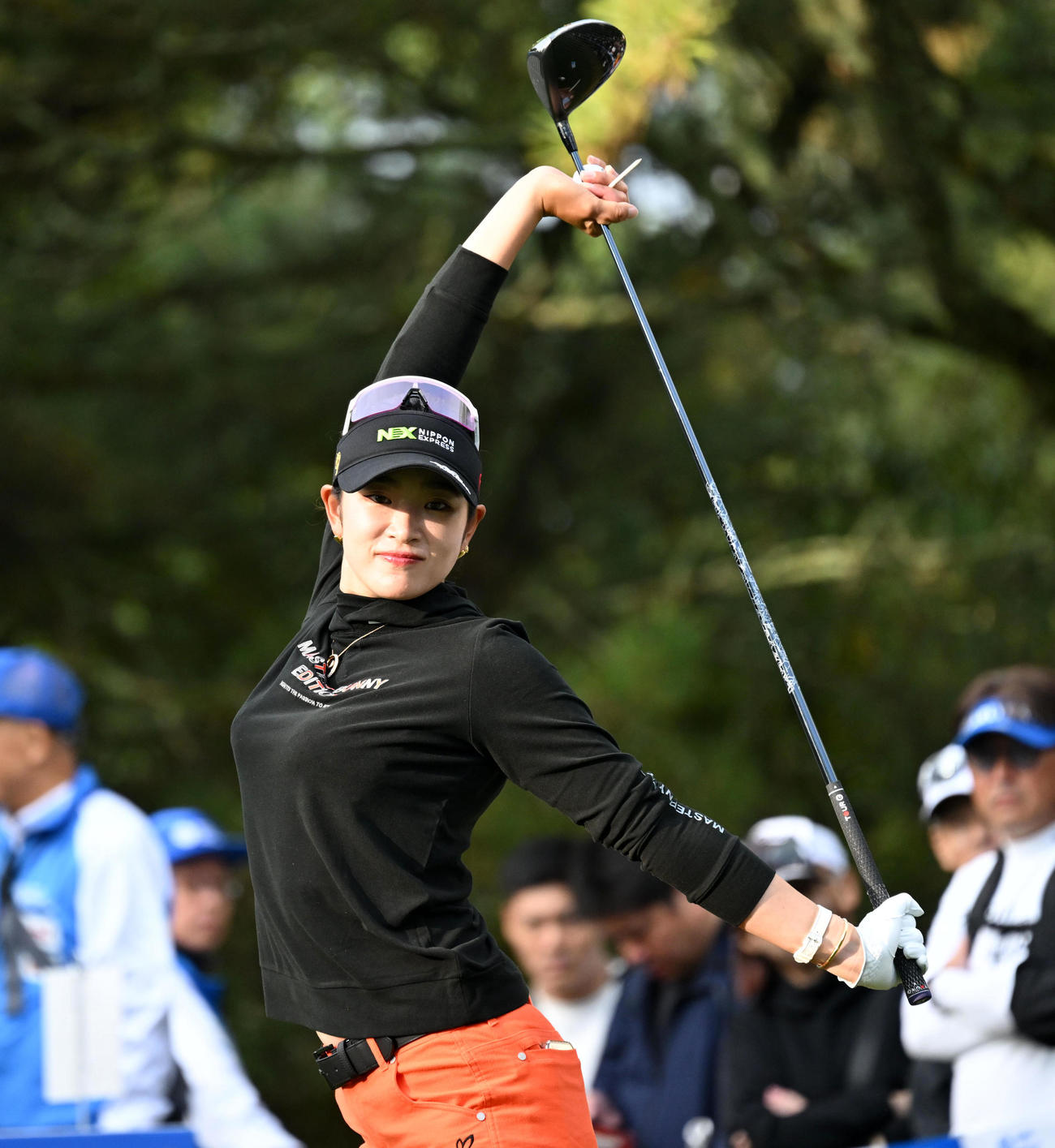 10番、ストレッチを行う原（撮影・前岡正明）