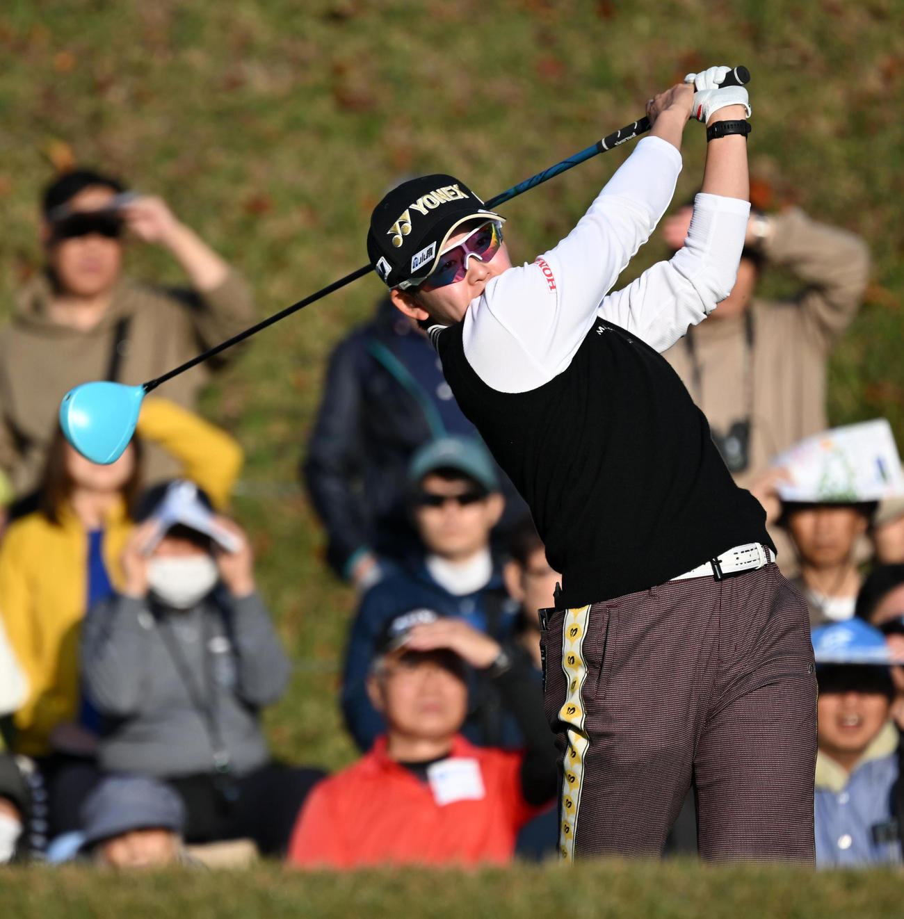 1番、ティーショットを放つ岩井明（撮影・前岡正明）