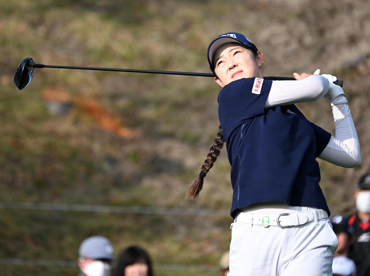 1番、ティーショットを放つ辻（撮影・前岡正明）