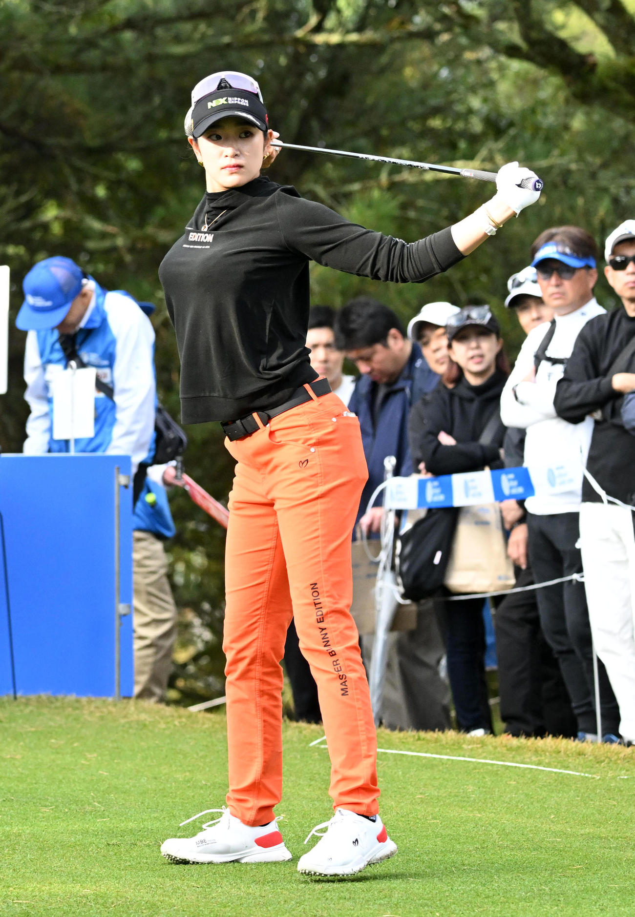 10番、ストレッチを行う原（撮影・前岡正明）