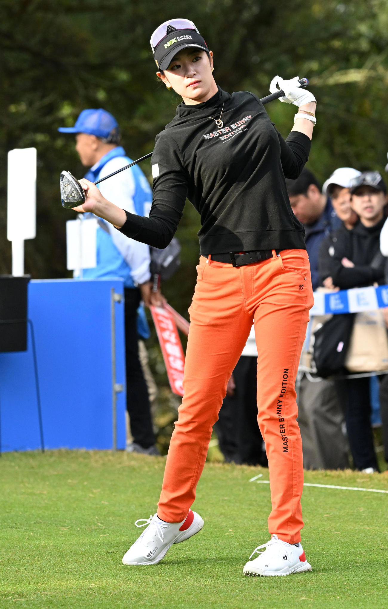 10番、ストレッチを行う原（撮影・前岡正明）
