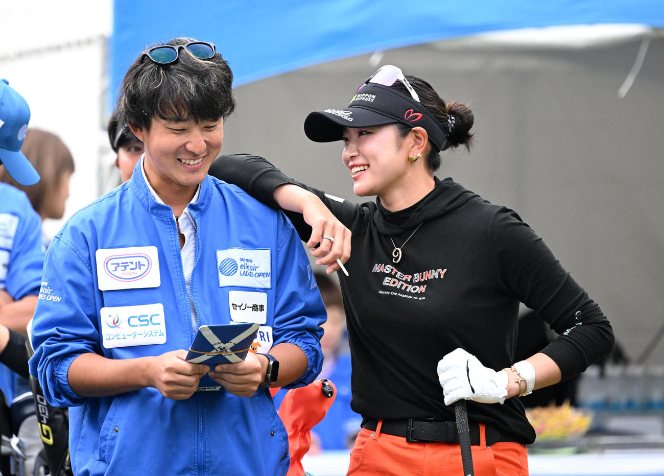 10番、キャディーと笑顔で話す原（撮影・前岡正明）