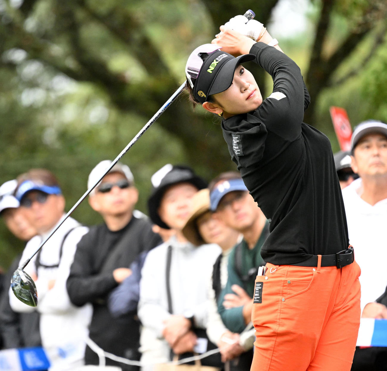 10番、ティーショットを放つ原（撮影・前岡正明）