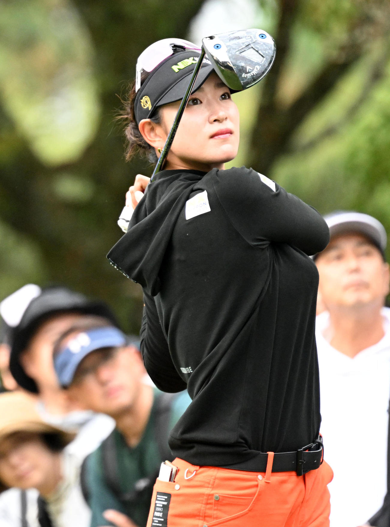 10番、ティーショットを放つ原（撮影・前岡正明）