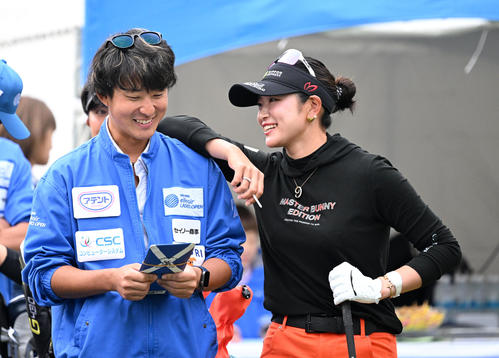10番、キャディーと笑顔で話す原(撮影・前岡正明)