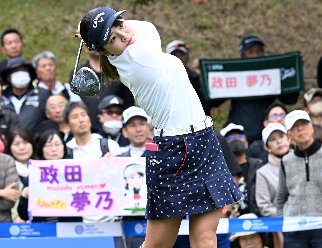 1番、ティーショットを放つ政田（撮影・前岡正明）