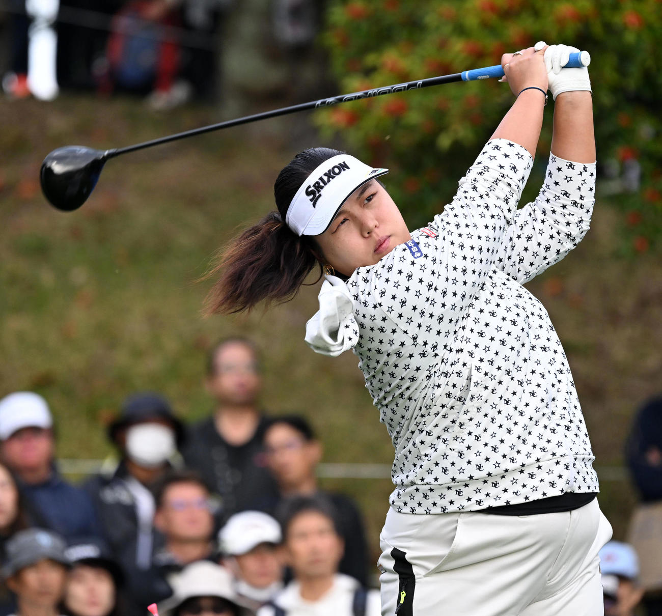 1番、ティーショットを放つささき（撮影・前岡正明）