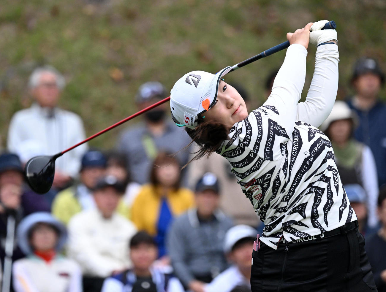 1番、ティーショットを放つ阿部（撮影・前岡正明）