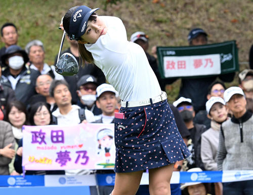 1番、ティーショットを放つ政田（撮影・前岡正明）