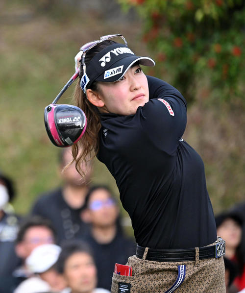 1番、ティーショットを放つ岩井千（撮影・前岡正明）