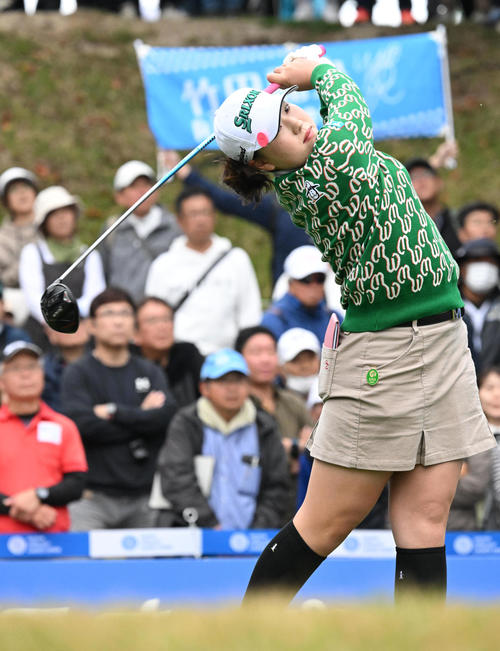 1番、ティーショットを放つ竹田（撮影・前岡正明）