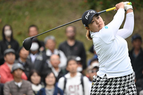 1番、ティーショットを放つ鈴木（撮影・前岡正明）