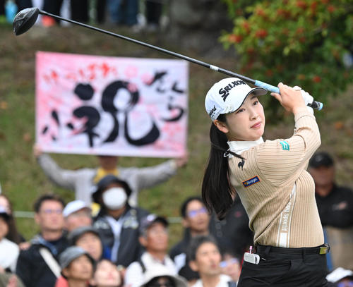 1番、ティーショットを放つ小祝（撮影・前岡正明）