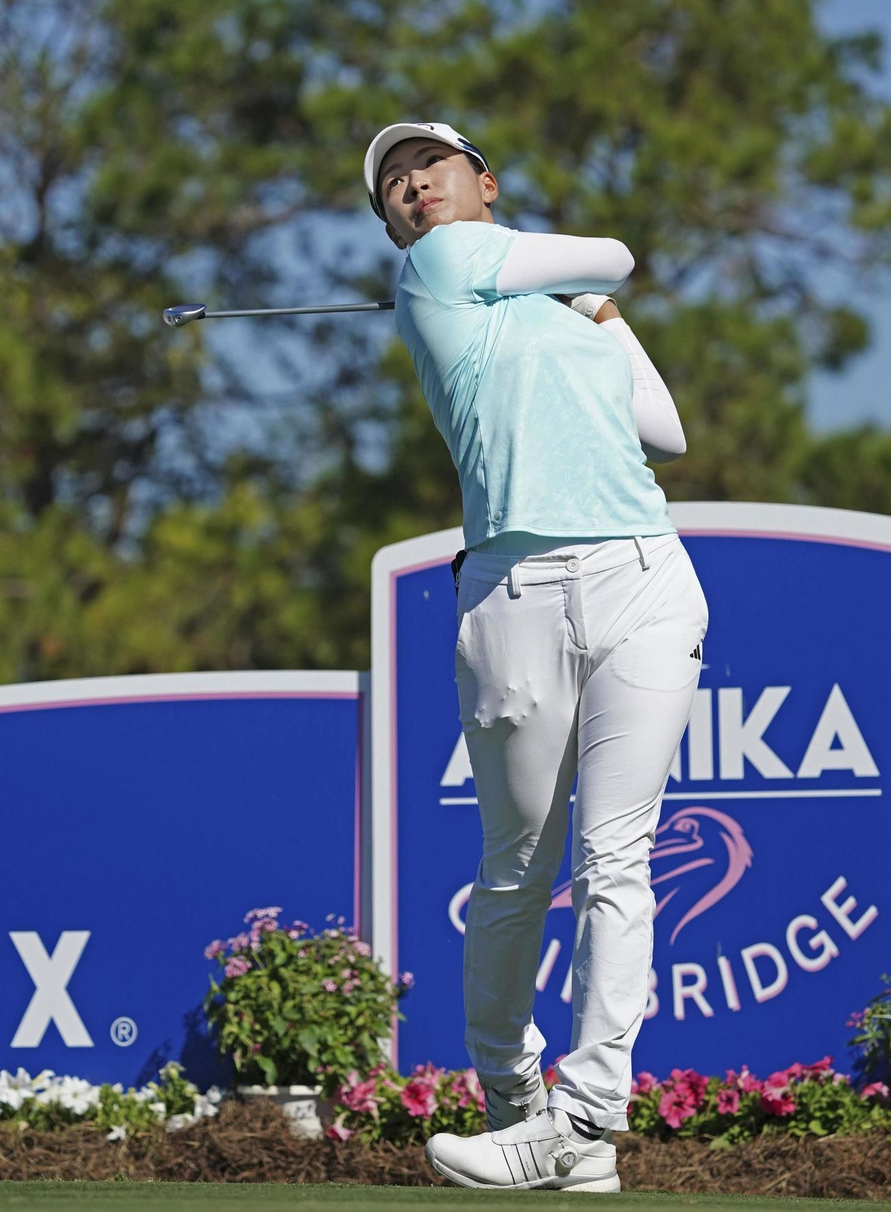 第3ラウンド、9番でティーショットを放つ渋野日向子。通算5アンダーで17位（共同）